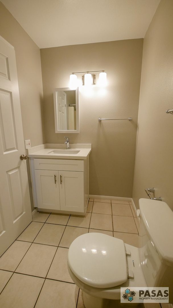 Building Photo - 1st Floor Remodeled Condo