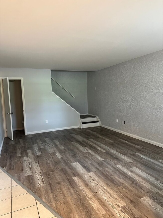 Building Photo - Great Berkshire Estates Condo HEAT INCLUDED