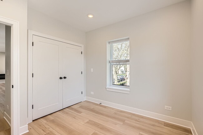 Building Photo - 5014 N Rockwell St