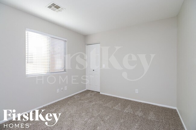 Building Photo - 343 W Hereford Dr