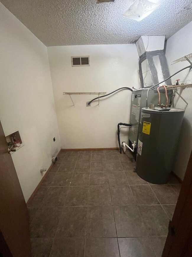 Building Photo - Townhouse with Garage!