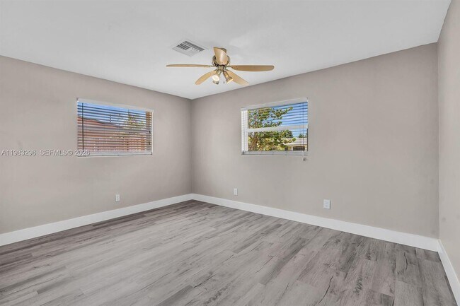 Building Photo - 2920 NE 8th Terrace