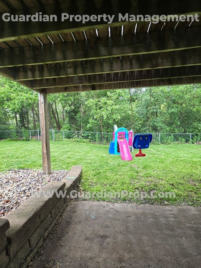 Building Photo - Split Level Home in Roseville Available 8/...