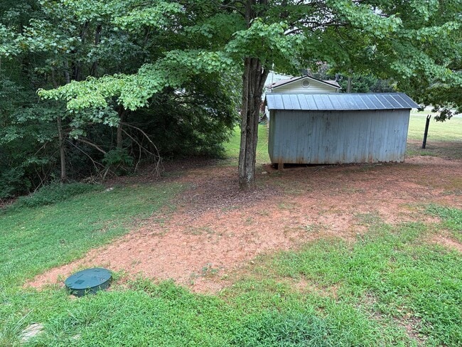 Building Photo - Spacious three bedroom, two bath singlewid...