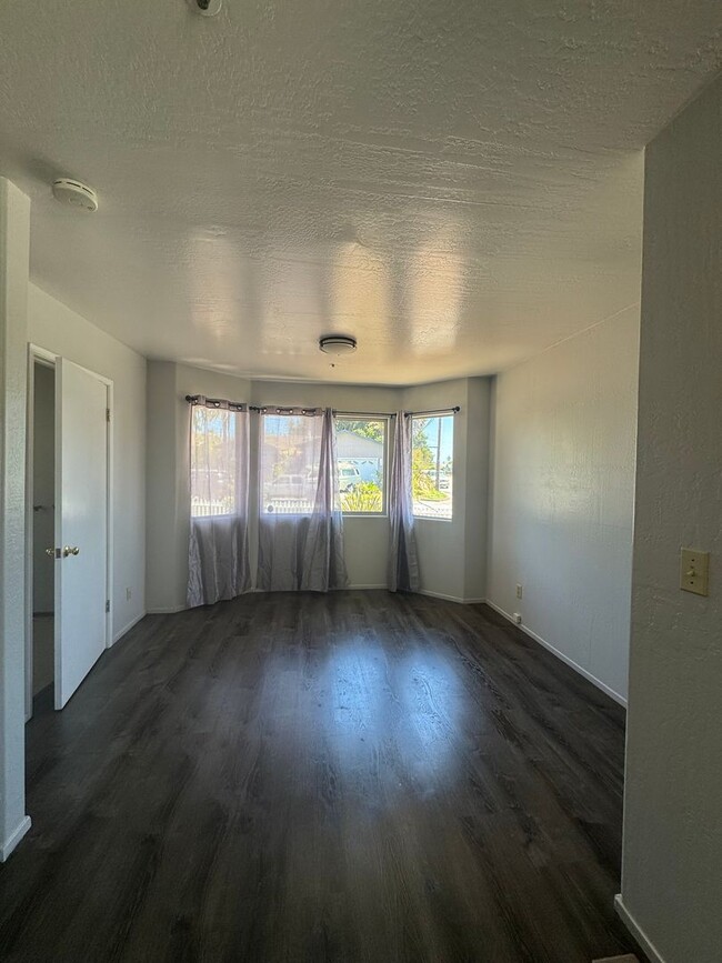 Building Photo - BRIGHT CORNER HOME WITH SPACIOUS BACKYARD ...