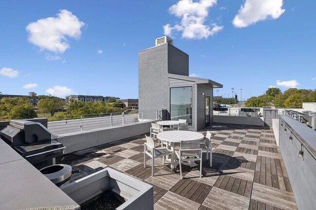 Building Photo - 806 Olympic St