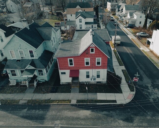 Building Photo - 60 Mary St