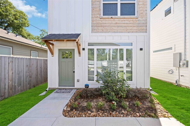 Primary Photo - 8016 Willow St