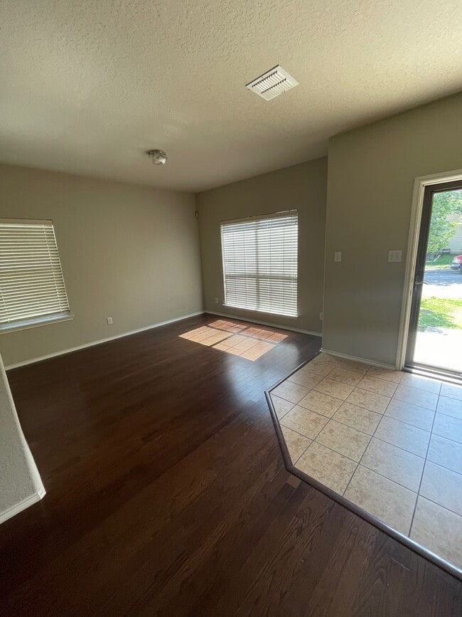Building Photo - Nice, Roomy & Ready! 3 Bedroom 2 Bath in S...
