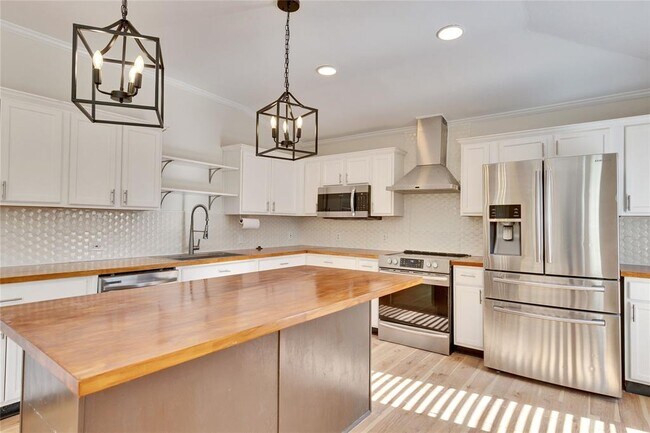 Building Photo - 600 Lakemont Dr