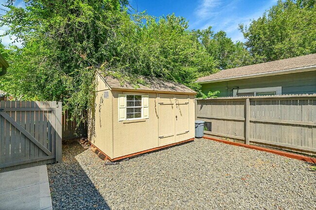 Building Photo - $2,225.00, 2-bed, 1-bath located in Denver.