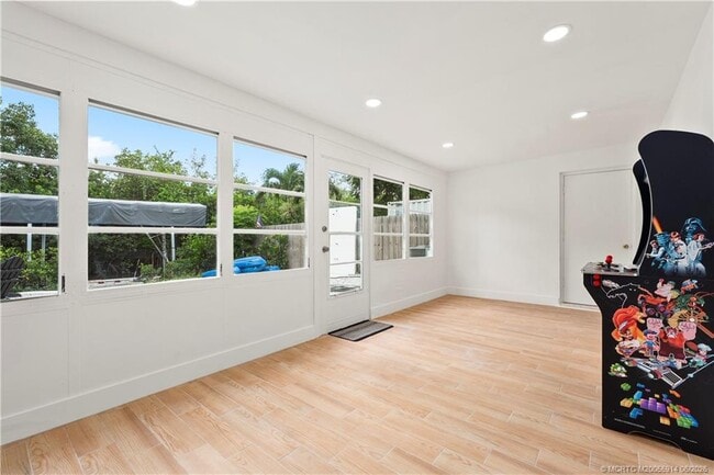 Building Photo - 30 SW Hideaway Pl