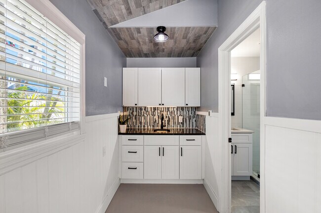 Building Photo - 231 E Madeira Ave