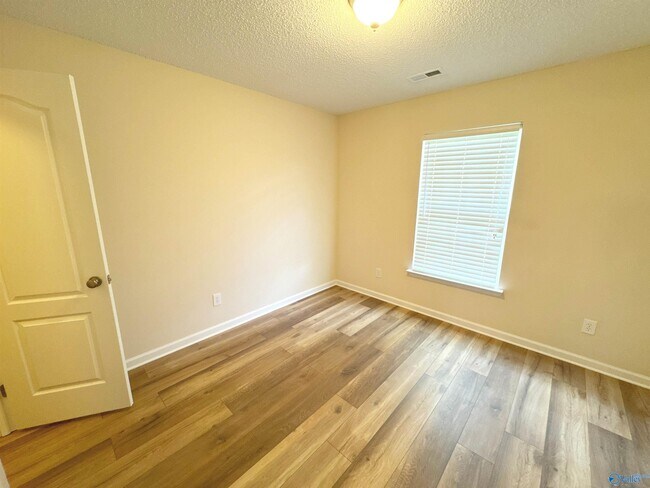 Building Photo - 104 NW Imogene Way