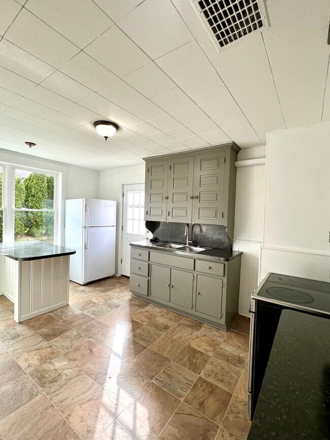 Building Photo - Spacious 3BR Home with Large Yard, Private Driveway & Storage