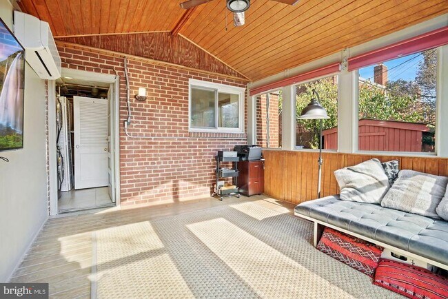 Building Photo - 1418 Dogwood Dr