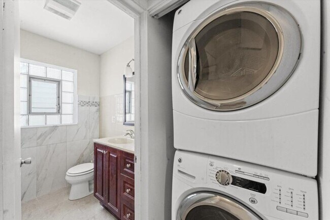 Building Photo - 2 bedroom in Chicago IL 60630