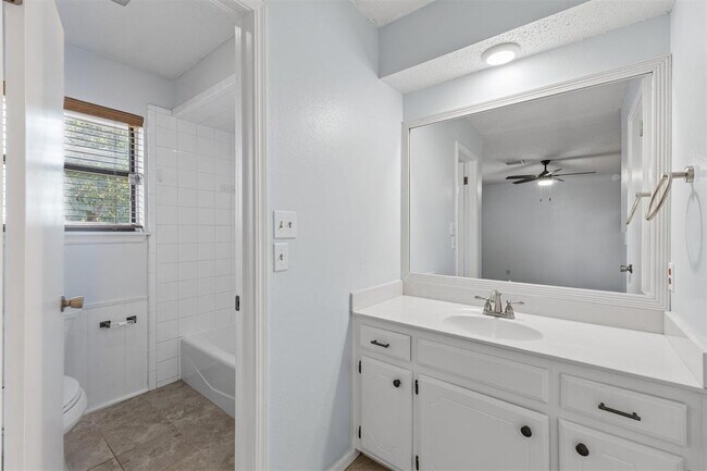 Building Photo - 213 S Silver Dr
