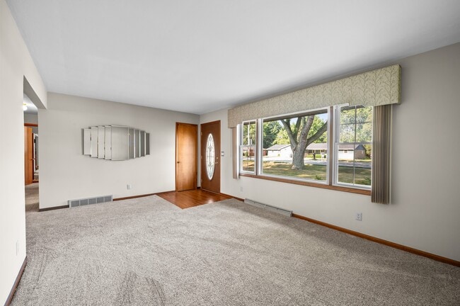 Building Photo - 1686 N Teakwood Dr