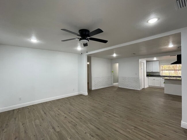 Building Photo - 3 Bed 2 Bath Thonotosassa