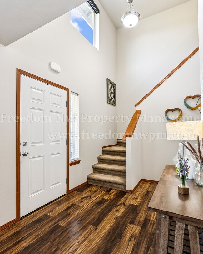 Building Photo - 704 Evergreen Place