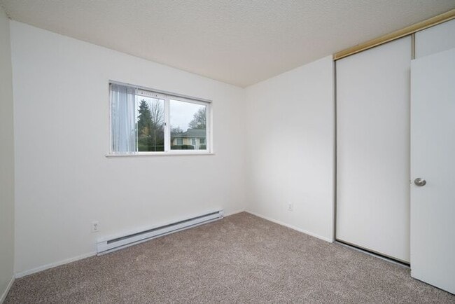 Building Photo - 3 bedroom home. FIRST MONTH FREE & A 55in FLAT SCREEN TV!