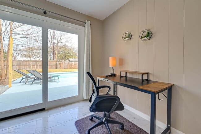 Building Photo - 5330 Hialeah Dr