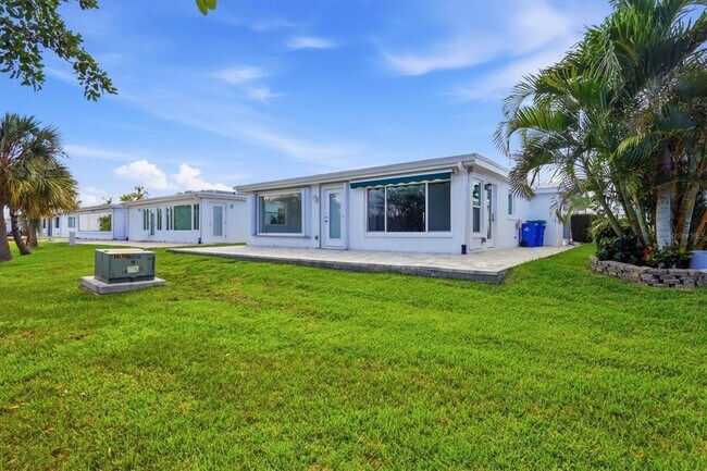 Building Photo - 885 Spanish Dr N