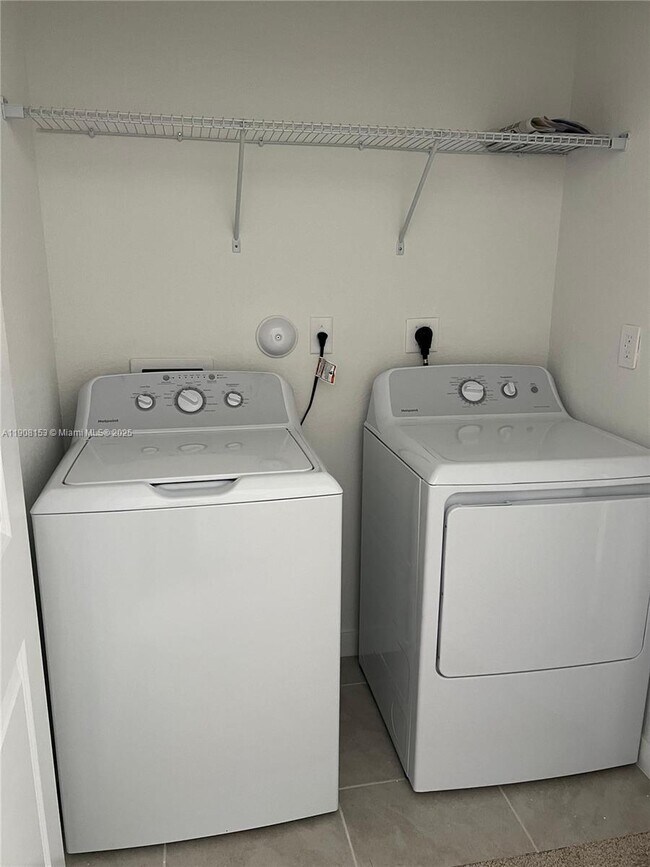 Building Photo - 326 NE 1st Ave