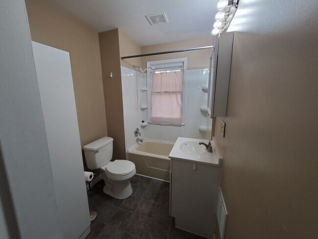 Building Photo - 407 17th Ave