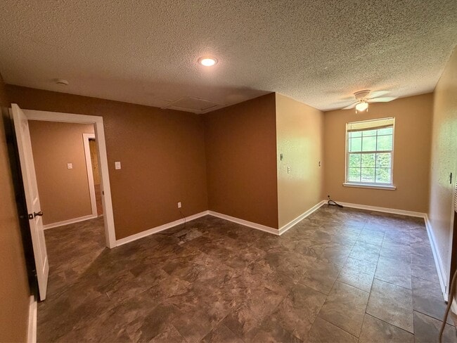 Building Photo - 261 County Rd