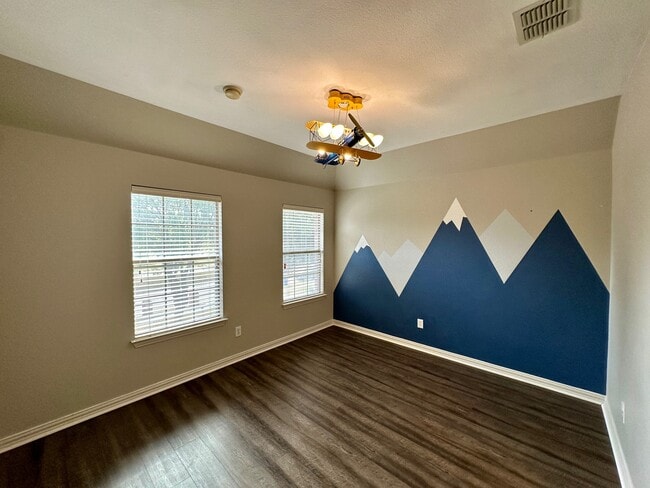 Building Photo - 928 Falcon Dr