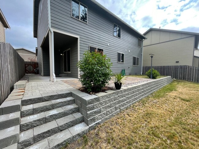 Building Photo - Beautiful 4 Bedroom in a small and exclusive neighborhood