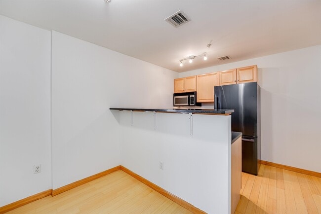 Building Photo - 416 63rd St