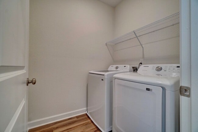 Building Photo - 3-Bedroom Townhome w/Attached Garage! Avai...