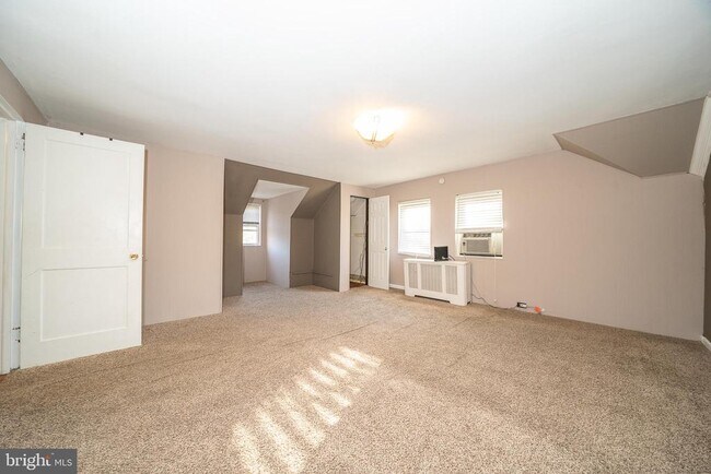 Building Photo - 709 E 20th St