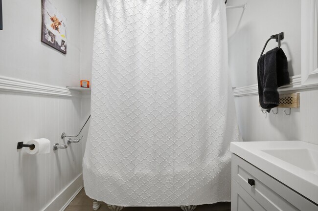 Building Photo - 1080 Green St