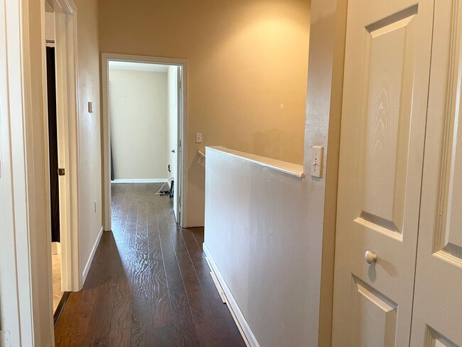 Building Photo - 3 Bedroom 2.5 Bath Townhome - Apply Now