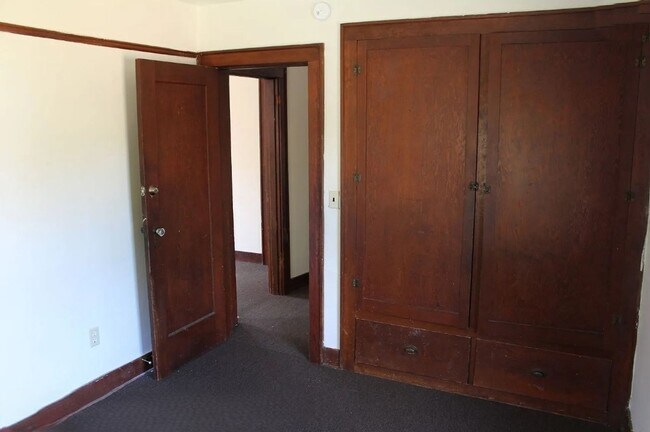 Building Photo - 6 bedroom, 2 Bath Home Available in August!