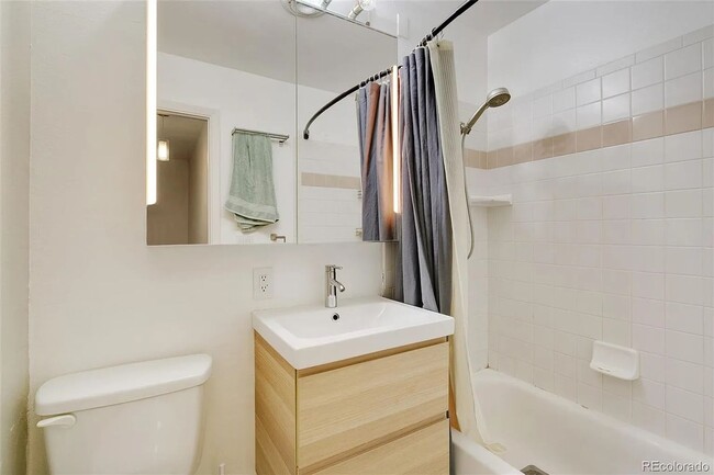 Building Photo - Westminster Townhome