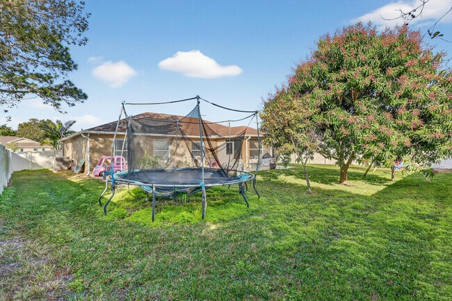 Building Photo - 1121 SW Ivanhoe St