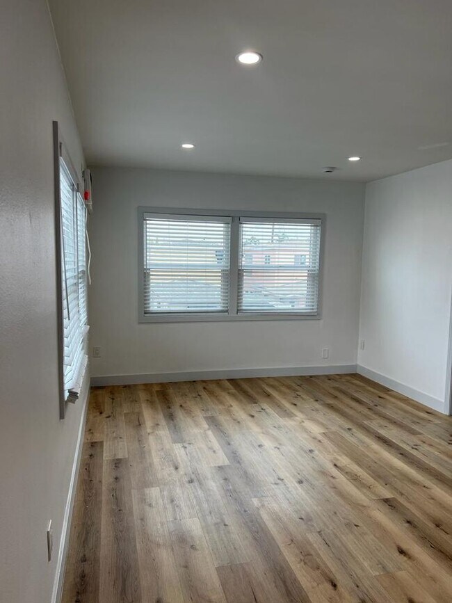 Building Photo - 1b Apartment in Belmont Shore across from ...
