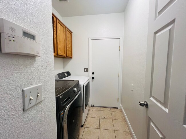 Building Photo - Spacious and Sparkling with New Paint 3 be...