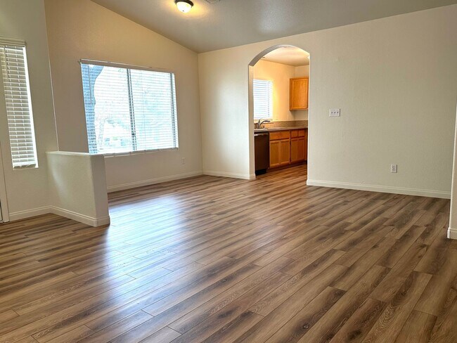 Building Photo - Green Valley 3-Bedroom Single Story Home in Gated Community.