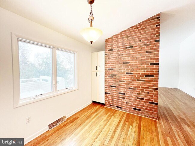 Building Photo - 450 Linden Ave