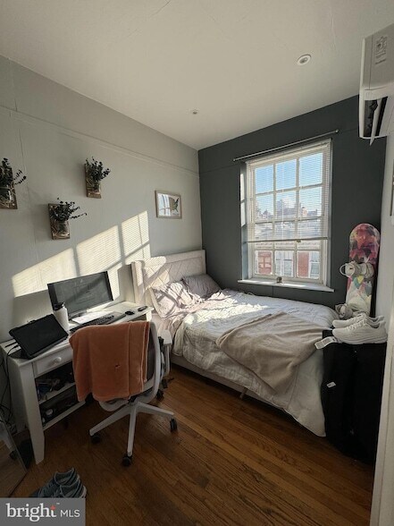 Building Photo - 322 S 11th St