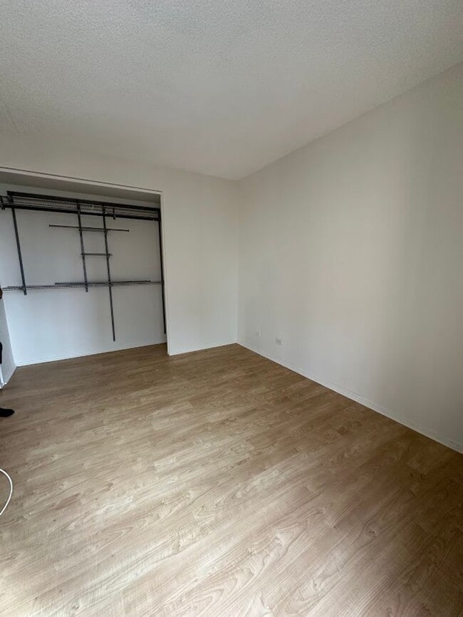 Building Photo - Harbor Square READY TO MOVE IN 1 bed, 1 bath with 1 parking, utilities included, walk to the conv...