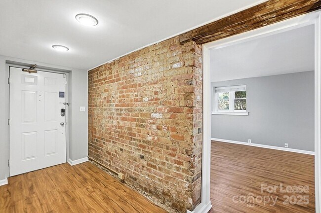 Building Photo - 229 N Poplar St