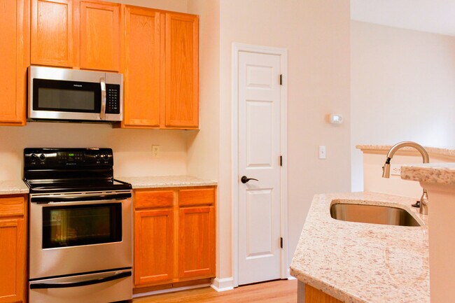 Building Photo - 2204 Valley Haven Dr