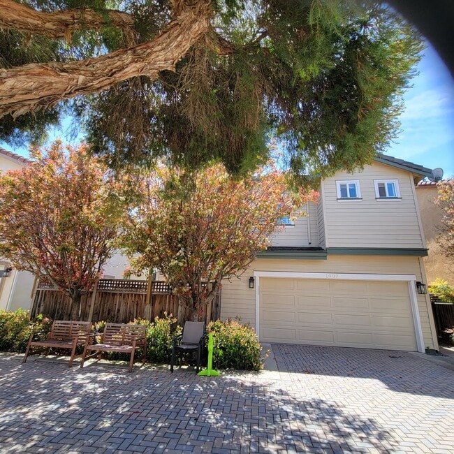 Building Photo - Big Beautifully updated 4-bedroom 2.5 bath...
